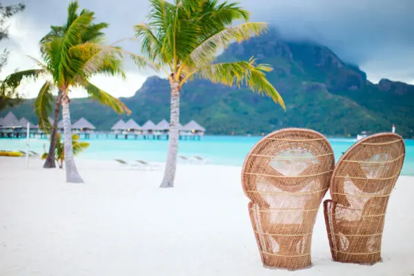 Två stolar på en vacker strand på Bora Bora